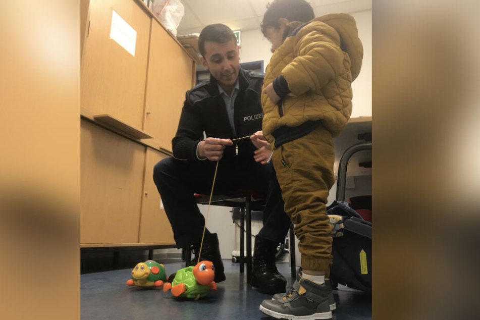 Der Junge wurde mit Spielzeug "bei Laune gehalten".