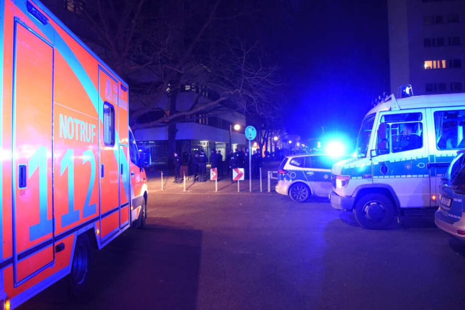 Einsatzkräfte stehen in Berlin-Kreuzberg.