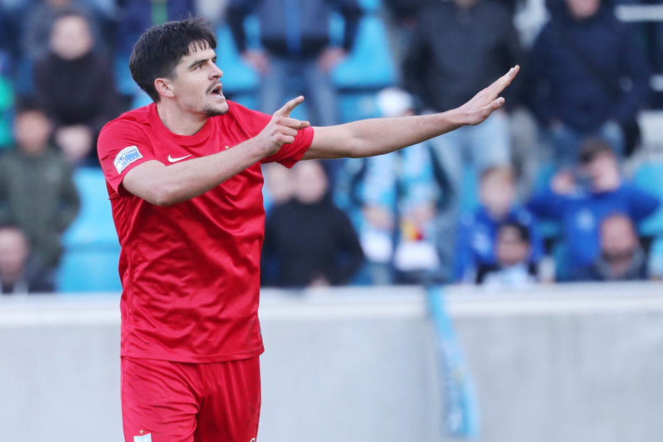 Der Ex-Chemnitzer Marcus Hoffmann beteuert bei seinem Abgang vor der Südkurve: "Nein, meine Aktion ging nicht gegen euch!"