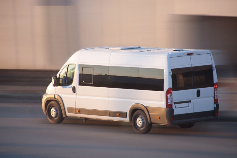 Mit dem Schulbus einer Berufsschule wollten drei Jugendliche eine illegale Spritztour nach Berlin machen (Symbolbild).