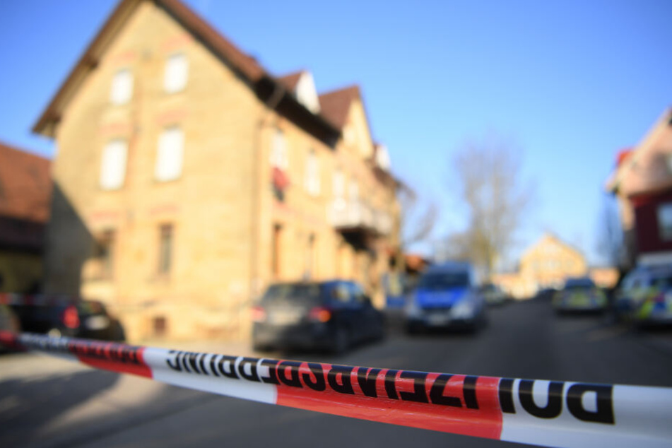 In und vor einem Haus in der Bahnhofstraße wurde auf die Menschen geschossen. Die Polizei hat den Tatort weitläufig abgesperrt.