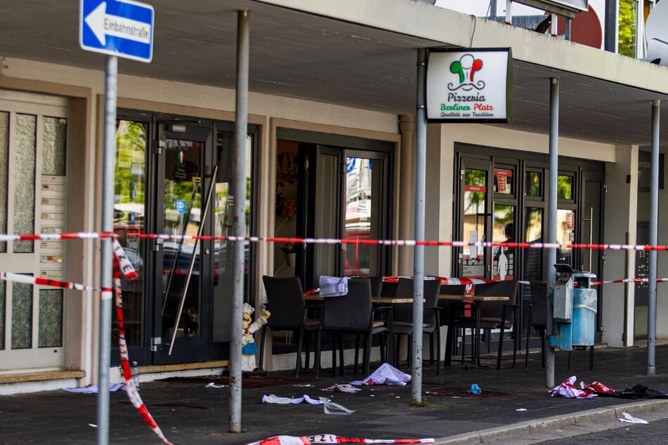 Der Tatort, die "Pizzeria Berliner Platz", wurde abgesperrt. Das Opfer, ein 41-jähriger Mann, wurde in eine Klinik gebracht.