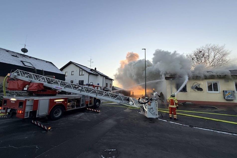 Die Feuerwehr musste das Dach öffnen, um das Feuer zu löschen.