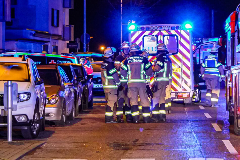 Stuttgart: Rettung in letzter Sekunde? Schwer verletzte Person aus Brandwohnung geborgen