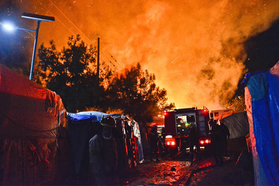 Feuerwehrleute versuchen einen Brand in einem überfüllten Migrantenlager auf der griechischen Insel Samos zu löschen.