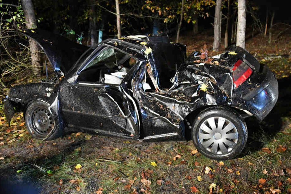 Der VW Golf war nach dem Unfall nur noch Schrott.