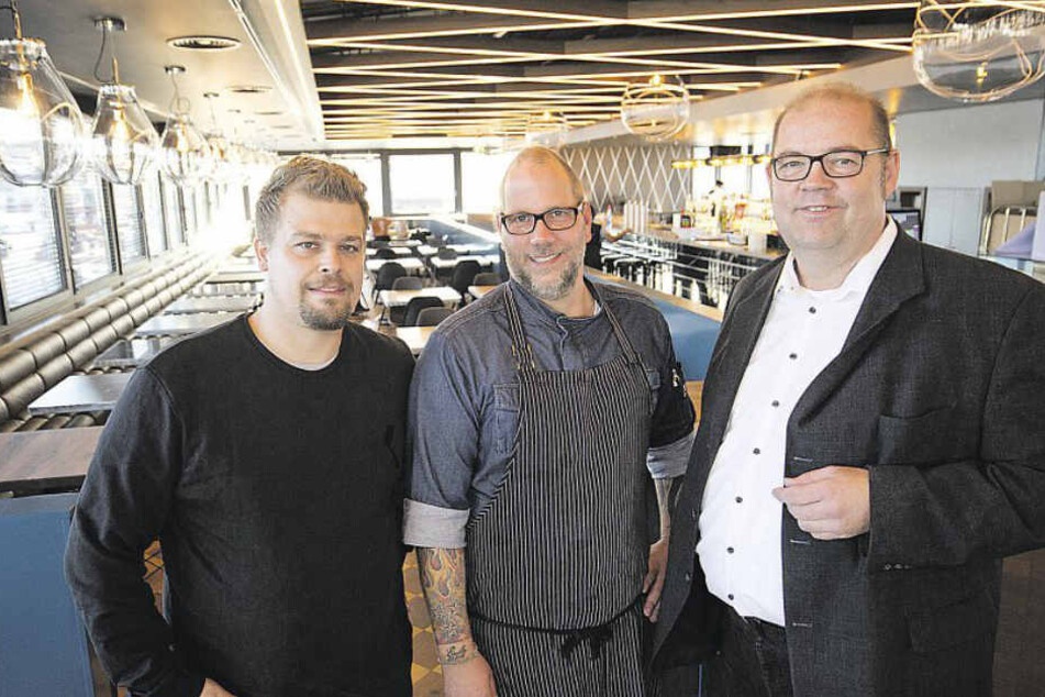 Betriebsleiter Thomas Dingwerth (v.l.), Küchenchef Christian Röhl und Projektentwickler Hartmut Becker freuen sich über das neue Bernstein.