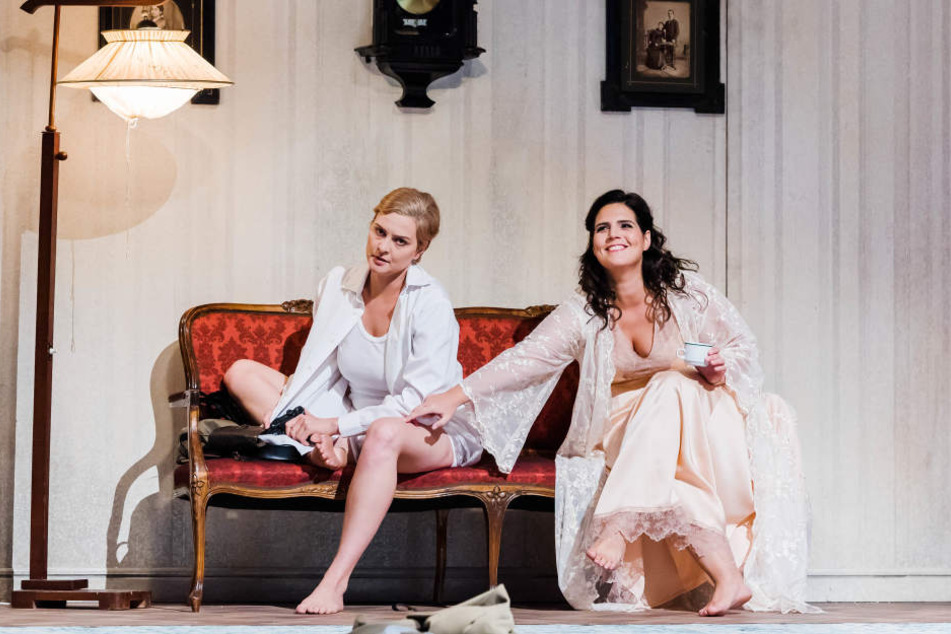 Octavian (Sylvia Rena Ziegler) und die junge Marschallin (Maraike Schröter).