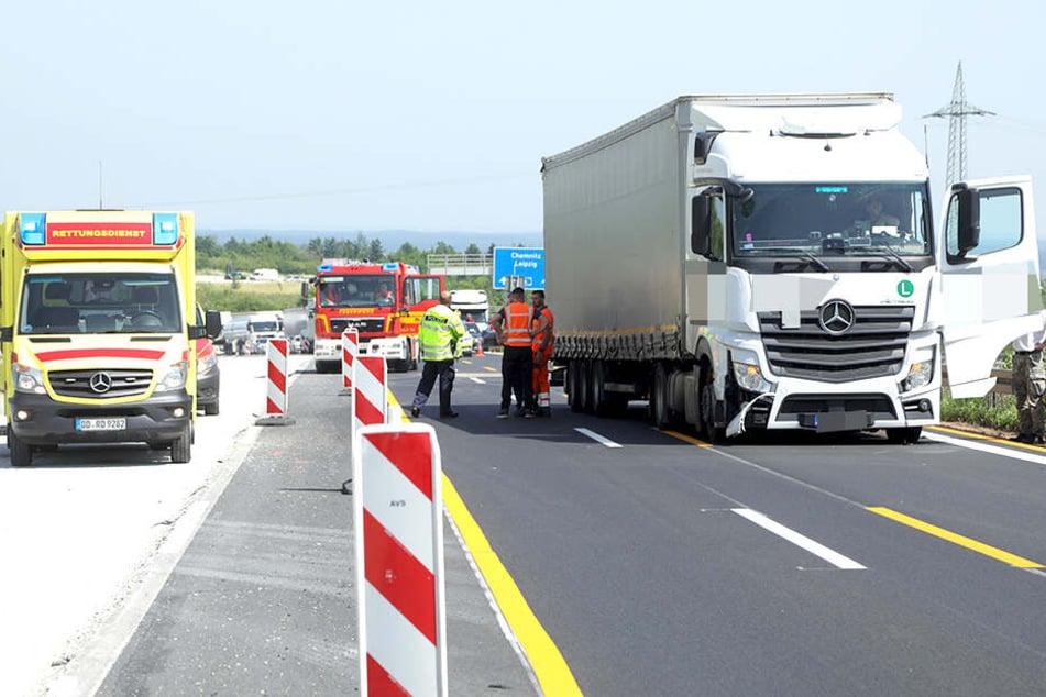 Der Lkw-Fahrer soll die Kollision unverletzt überstanden haben. Es bildete sich Stau.