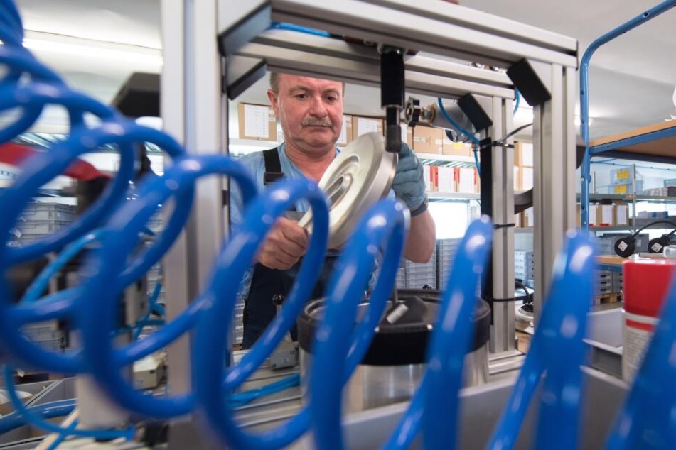 Monteur Uwe Pommer prüft in der Produktion der Pendix GmbH einen Scheibenmotor auf Dichtigkeit.