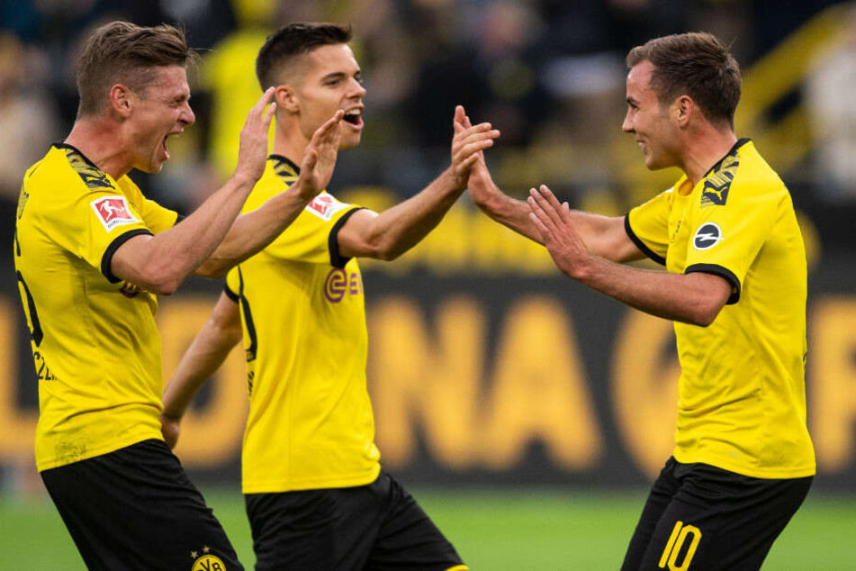 Dortmunds Lukasz Piszczek (l-r), Julian Weigl und Torschütze Mario Götze jubeln nach dem Treffer zum 1:1 Ausgleich gegen Bremen.