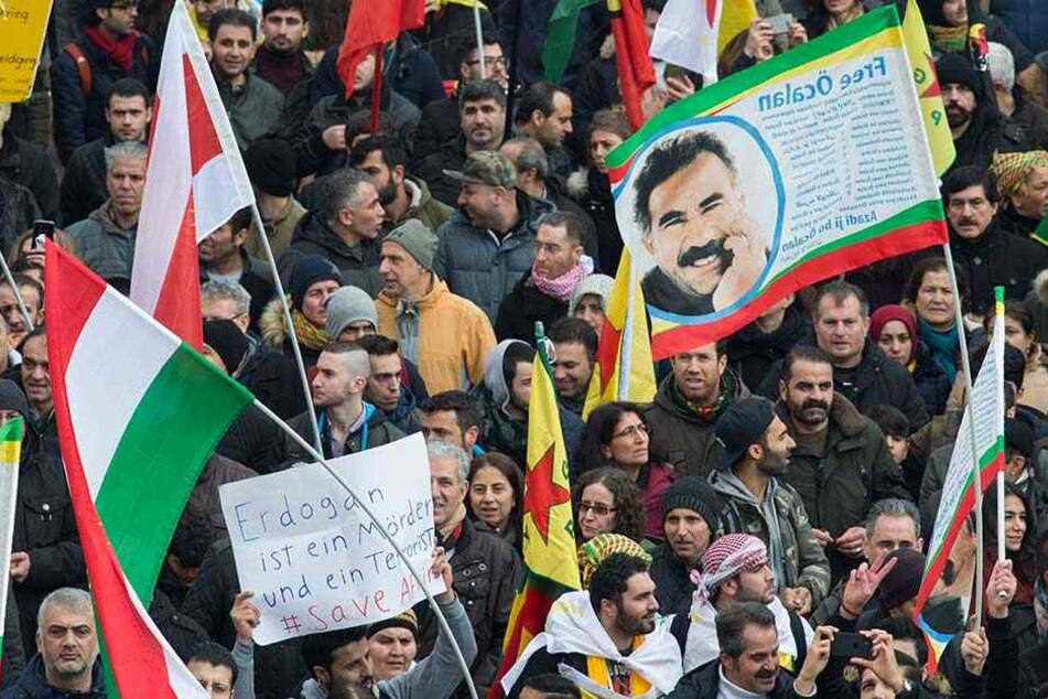 Während der Demo wurden immer wieder Plakate mit dem Gesicht des inhaftierten Chefs der verboteneren PKK, Abdullah Öcalan, gezeigt.