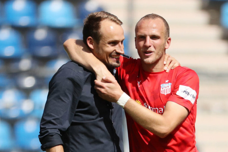 FSV-Sportchef Sportdirektor Toni Wachsmuth (l., hier mit Julius Reinhardt) hält die Augen auf und sucht weiter nach Verstärkungen für die Zwickauer.