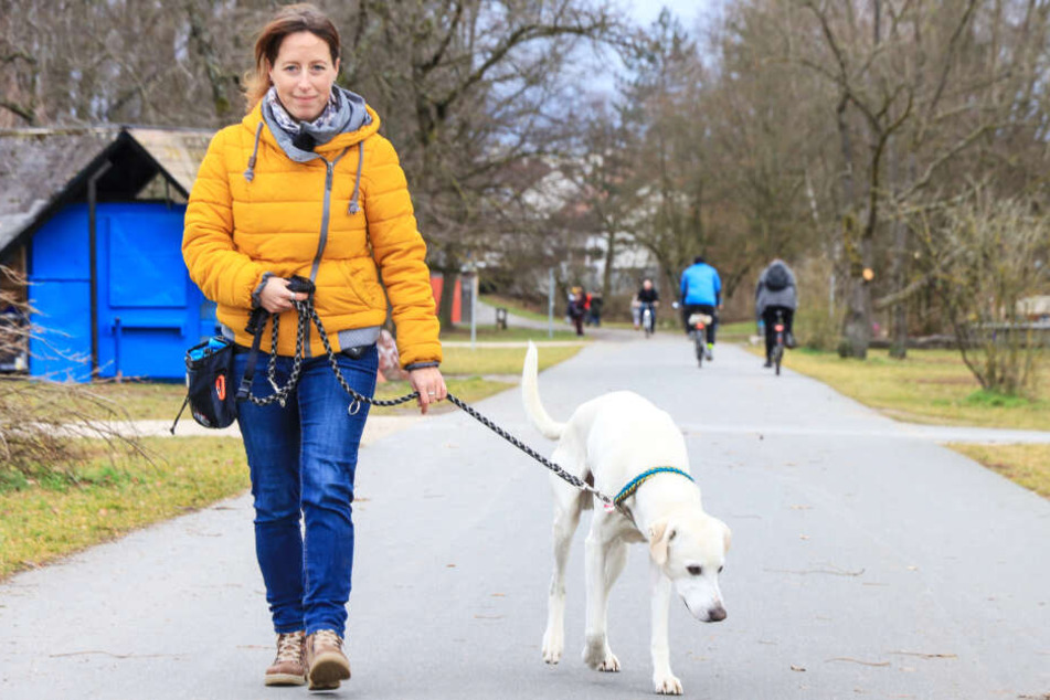 Nadine S. liebt die Spaziergänge mit ihrem Vierbeiner, macht sich aber große Sorgen.