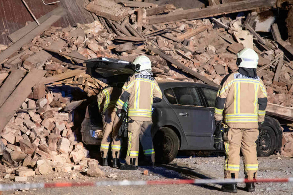 Die Feuerwehr musste den Opel aus dem Schutthaufen bergen.