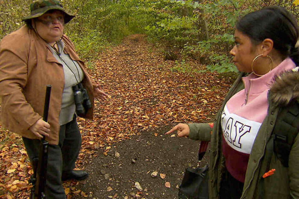 Lucy trifft ihre Mutter Beate auf der Jagd nach Hasen.