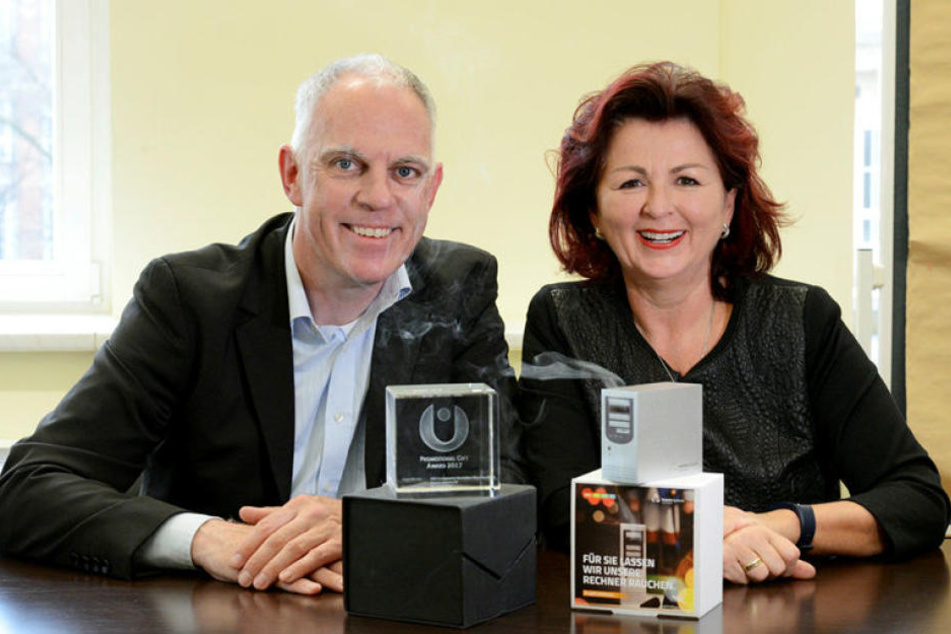 Hightech und Tradition: Viola Klein, Geschäftsführerin der Saxonia Systems, 
und KWO-Chef Stefan Feldevert (49) mit dem Gift Award.