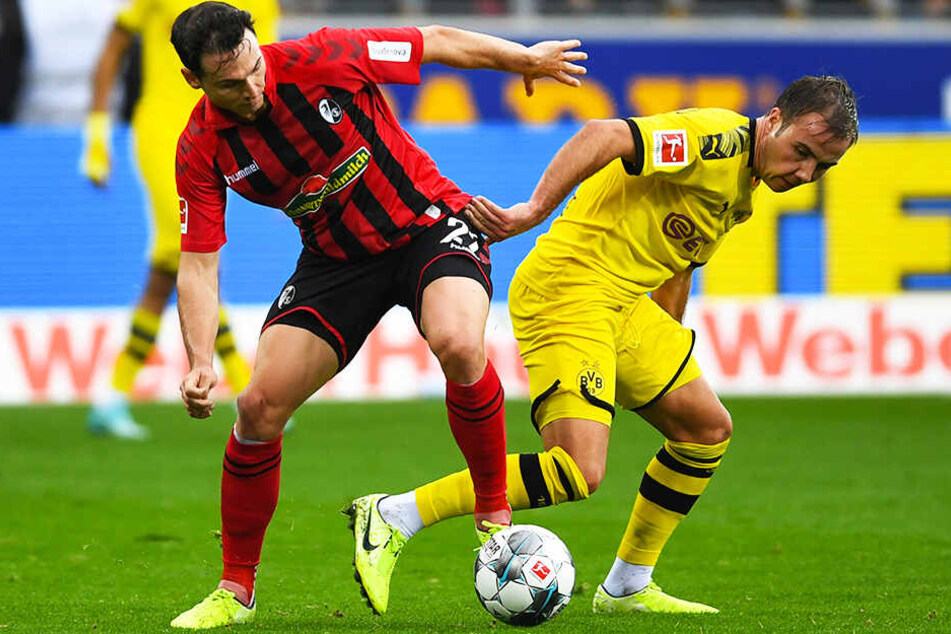 Mario Götze (r.) kehrte beim BVB in die Startelf zurück. Hier ringt er mit Freiburgs Nicolas Höfler um das Leder.