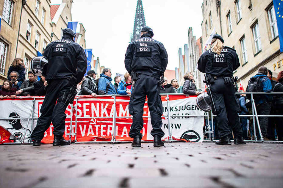 Die Polizei trennte die Demonstranten.