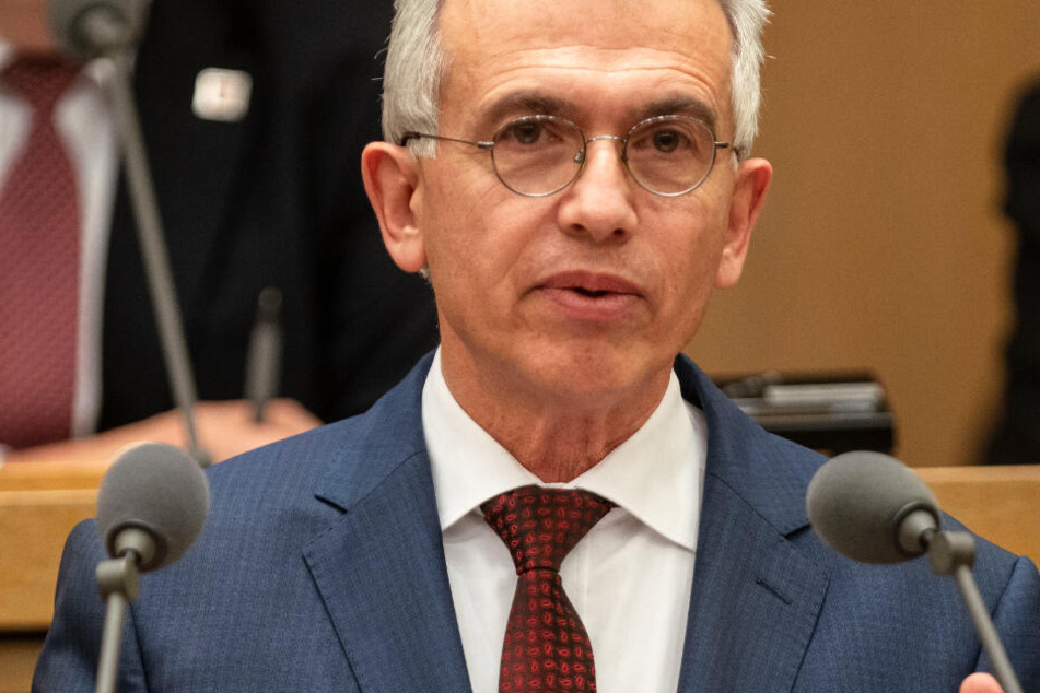 Der Frankfurter Oberbürgermeister Peter Feldmann (SPD) beantwortet Fragen der Stadtverordneten zur Frankfurter Arbeiterwohlfahrt (Awo)