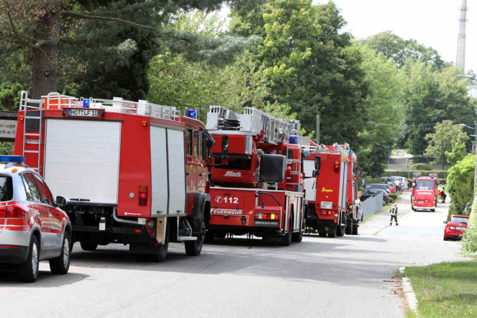 Die Feuerwehr ist mit mehreren Einsatzwagen vor Ort.
