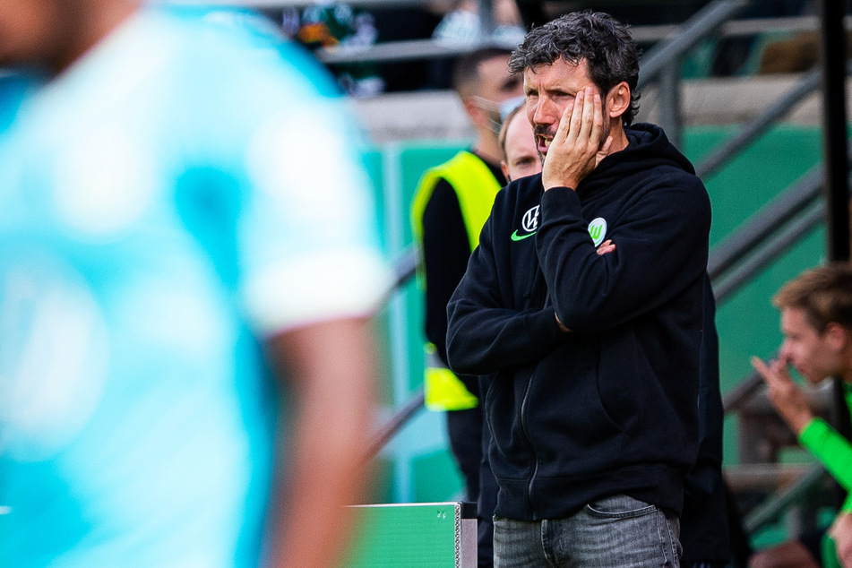 Auweia! Ein Wechselfehler von Coach Mark van Bommel (44) und seinem Trainerteam könnte den VfL Wolfsburg teuer zu stehen kommen.
