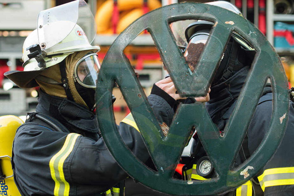 Der Oldtimer konnte von der Feuerwehr gelöscht werden, ist aber nur noch Schrott.