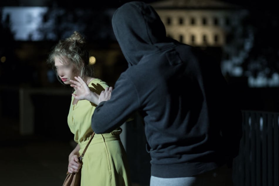 Der Täter habe die Frau wohl von hinten zu Boden gerissen und danach versucht, sie weiterhin unsittlich zu berühren. (Symbolbild)