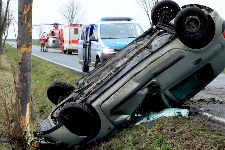 Die Kreisstraße wurde nach dem Unfall gesperrt.