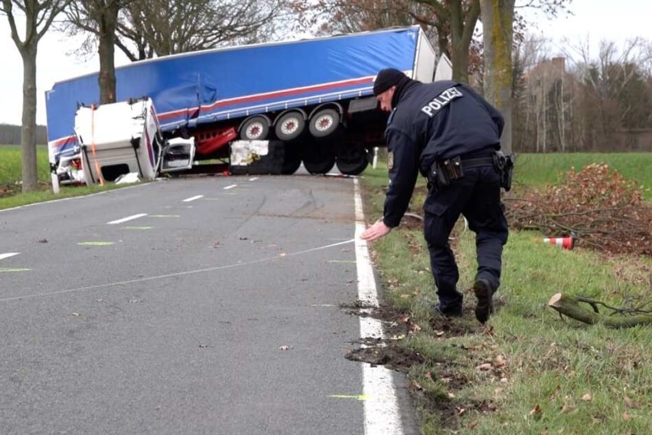 Führerhaus von Lkw reißt bei Unfall ab Polizei sucht