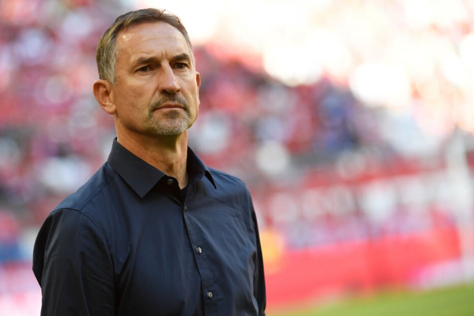 FC-Trainer Achim Beierlorzer (51) muss beim Testspiel gegen Viktoria Köln auf mindestens elf Spieler verzichten.