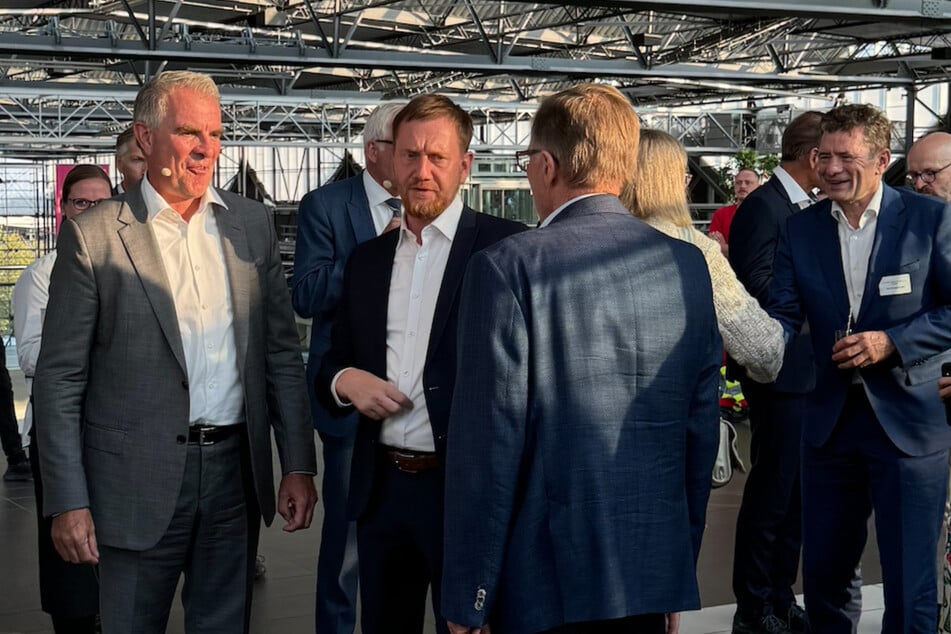 Lufthansa-Chef Carsten Spohr (l., 57) und MP Michael Kretschmer (49, CDU) sprechen mit hochrangigen Gästen der Veranstaltung.