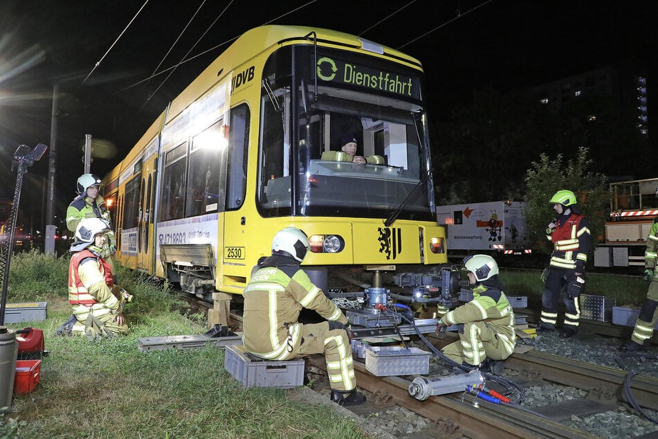 Die Kameraden der Dresdner Feuerwehr hatten von Montag auf Dienstag alle Hände voll zu tun.