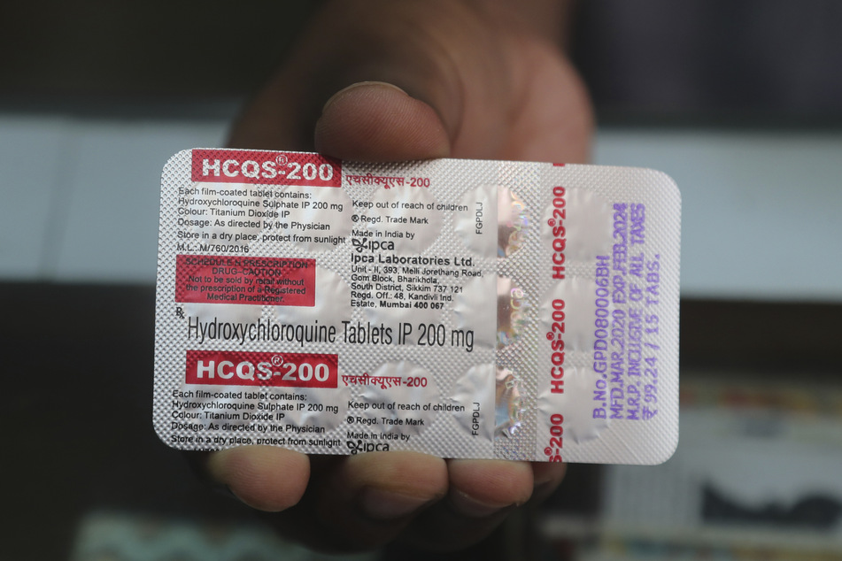 Ein Chemiker zeigt Hydroxychloroquin-Tabletten. Trump nimmt nach eigenen Angaben das Malaria-Medikament als Coronavirus-Prophylaxe.
