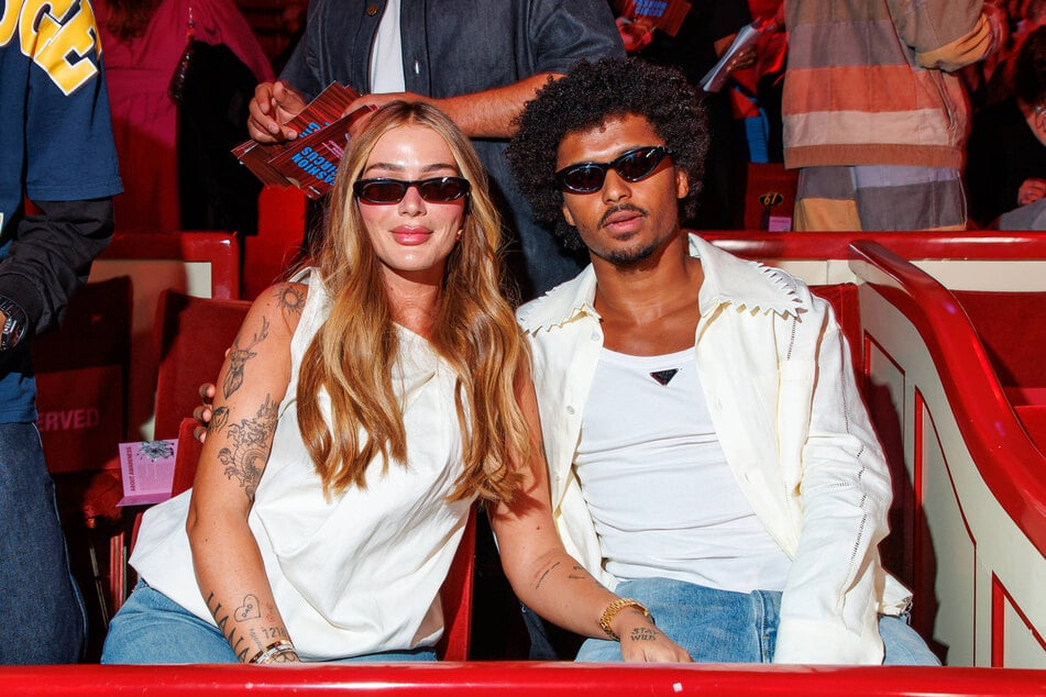 Rapperin und Ehefrau Loredana Adeyemi (30, l.) war mit der Auswechslung ihres Mannes überhaupt nicht einverstanden.