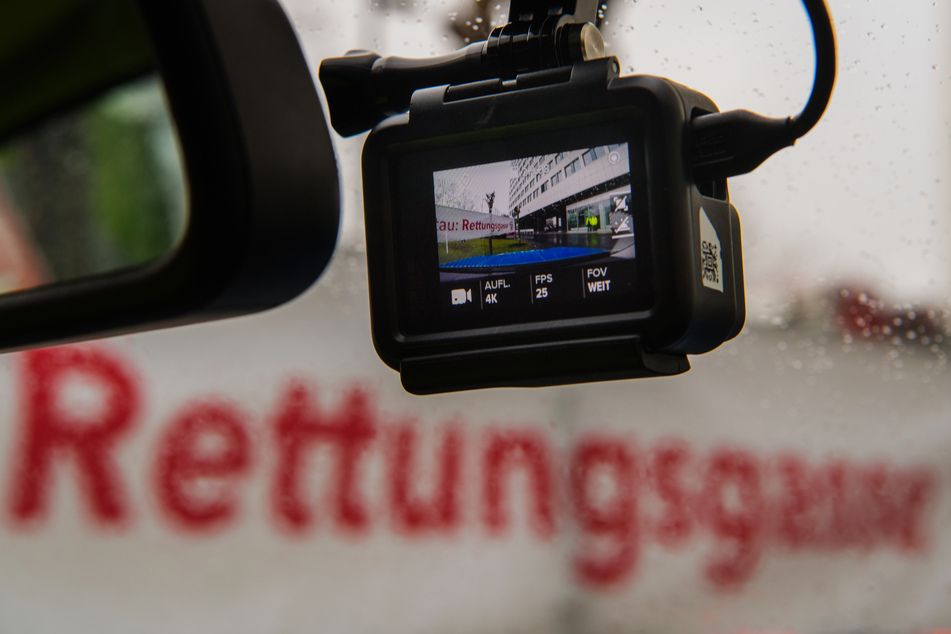 Eine Action-Cam ist an der Frontscheibe eines Polizeifahrzeugs zum Aufzeichnen eines Polizei-Einsatzes montiert (Symbolbild).