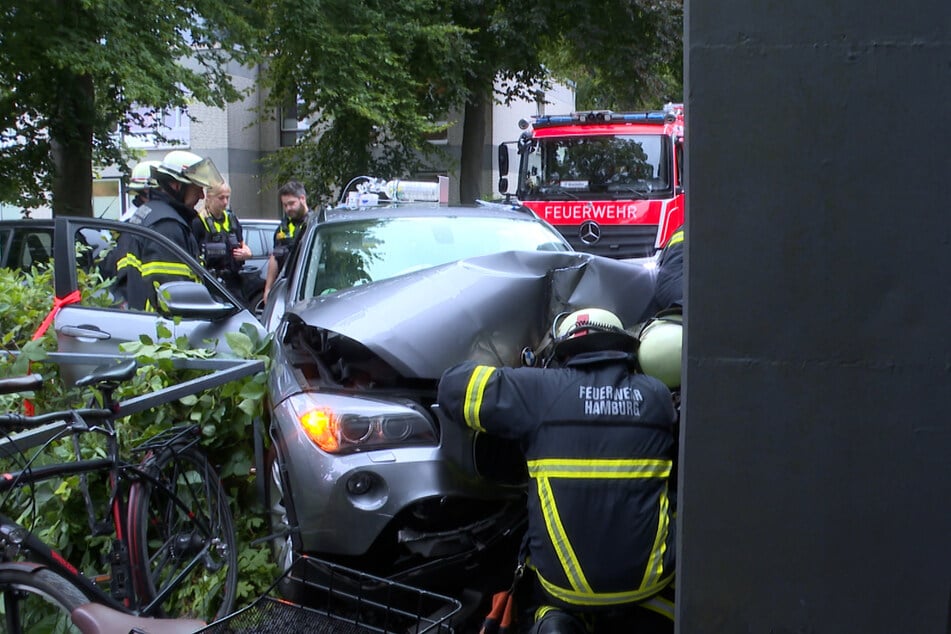 Auf einem Parkplatz in Hamburg ist ein Auto in eine Säule einer Klinik gekracht.