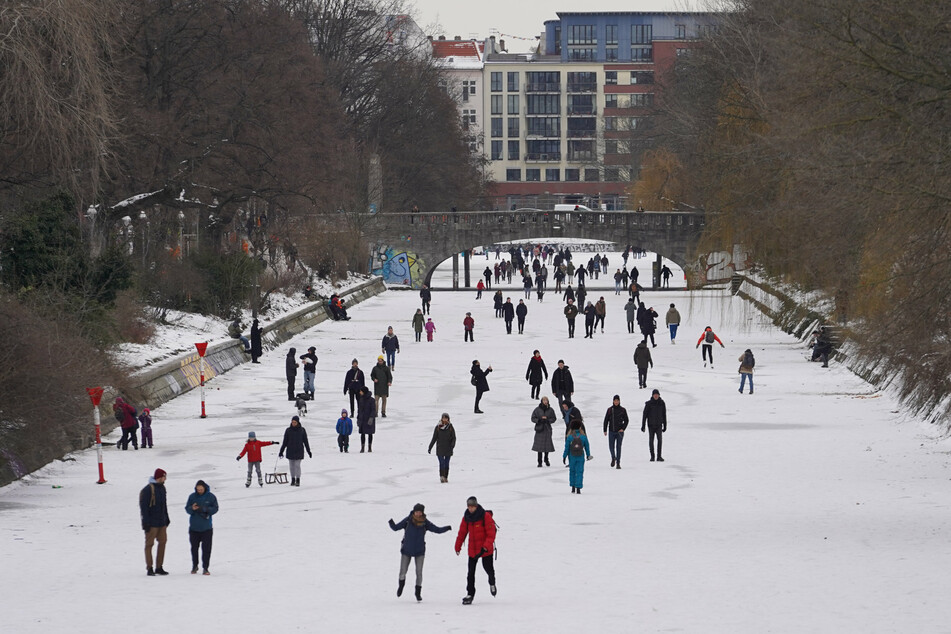 Einige Menschen sind am Montag auf dem zugefrorenen Landwehrkanal in Berlin unterwegs.