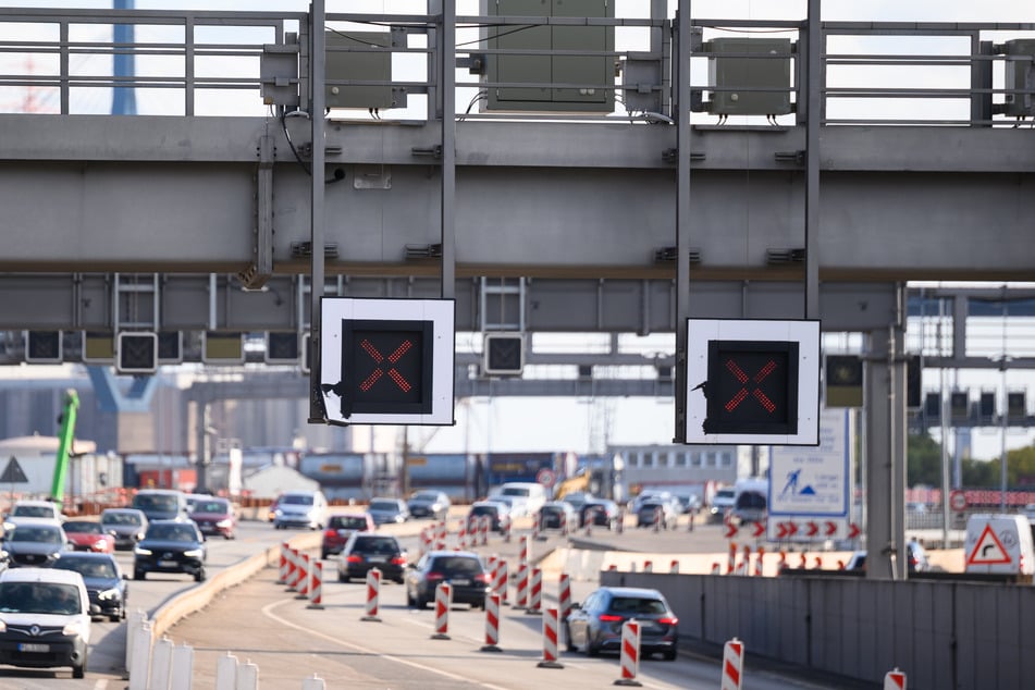 Wegen Bauarbeiten ist die Autobahn 7 an diesem Wochenende im Bereich des Hamburger Elbtunnels in Richtung Norden (Flensburg/Kiel) gesperrt.