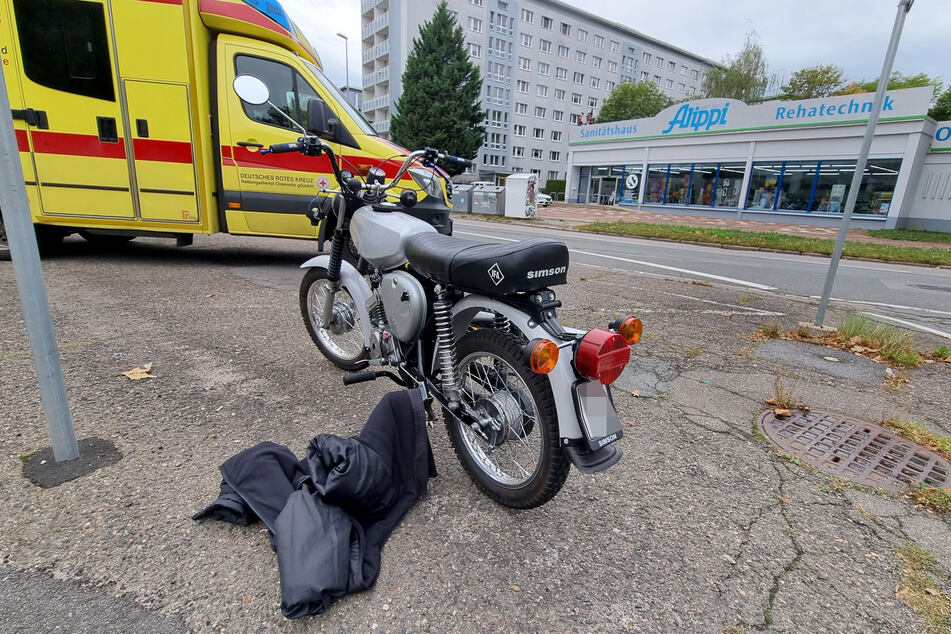 Dieses Moped stieß am Freitagvormittag in der Mühlenstraße in Chemnitz mit einem Auto zusammen.