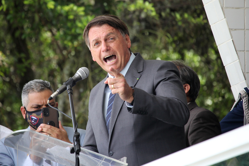 Jair Bolsonaro, Präsident von Brasilien, hält eine Eile bei Corona-Impfungen nicht für notwendig. Brasilien steuert auf 200.000 Tote zu und meldet nahezu täglich weitere Höchstwerte. Bolsonaro sagte jedoch, die Pandemie gehe in Brasilien zu Ende.