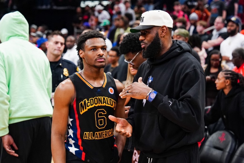 USC basketball's coach Enfield claims LeBron James (r.) did not hover over Bronny James as he was making his college basketball decision.