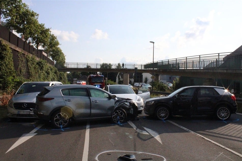 Die Dellmannstraße war nach dem Unfall von den beschädigten Autos blockiert.