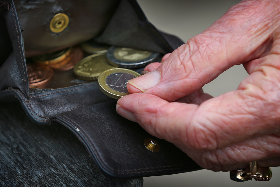 Einige Rentner und Rentnerinnen müssen nun mit noch weniger Geld auskommen.