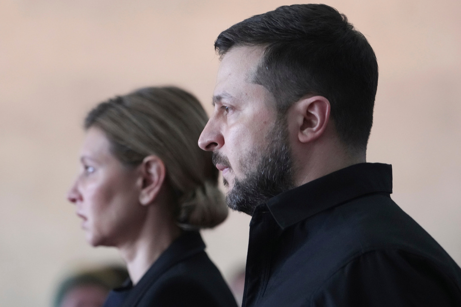 Der ukrainische Präsident Wolodymyr Selenskyj (44) und seine Frau Olena Selenska (44) zeigten sich am 17. Mai nach drei Monaten erstmals wieder gemeinsam. Die Ukraine lehnt einen "Diktat-Frieden" ab.