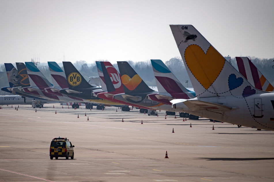 Düsseldorf: Flugzeuge der Lufthansa, Germanwings und Eurowings sind auf dem Vorfeld des Flughafen abgestellt.
