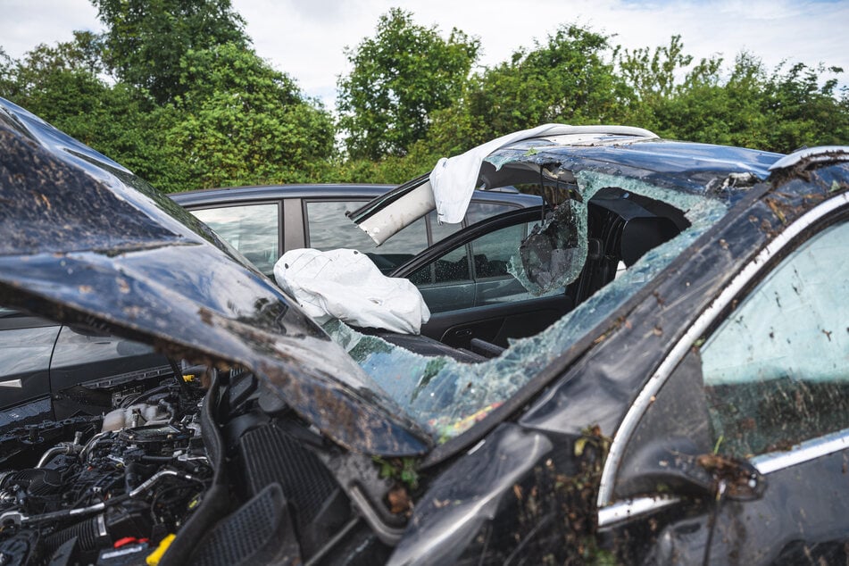 Das völlig zerstörte Auto zeugt von dem schlimmen Unfall.