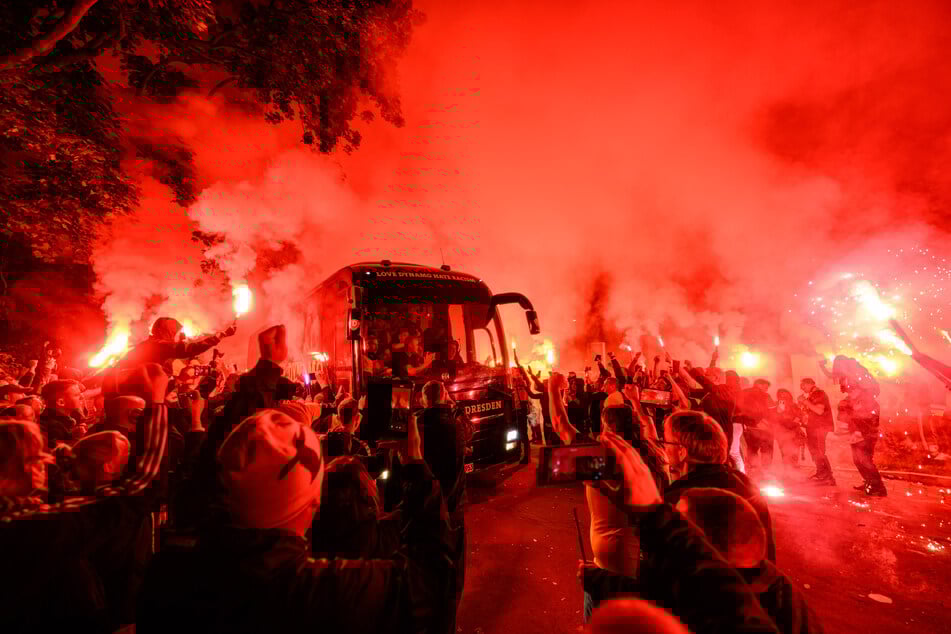 Tausende SGD-Fans warteten stundenlang auf den Mannschaftsbus, um die Dynamos gebührend in Empfang zu nehmen.