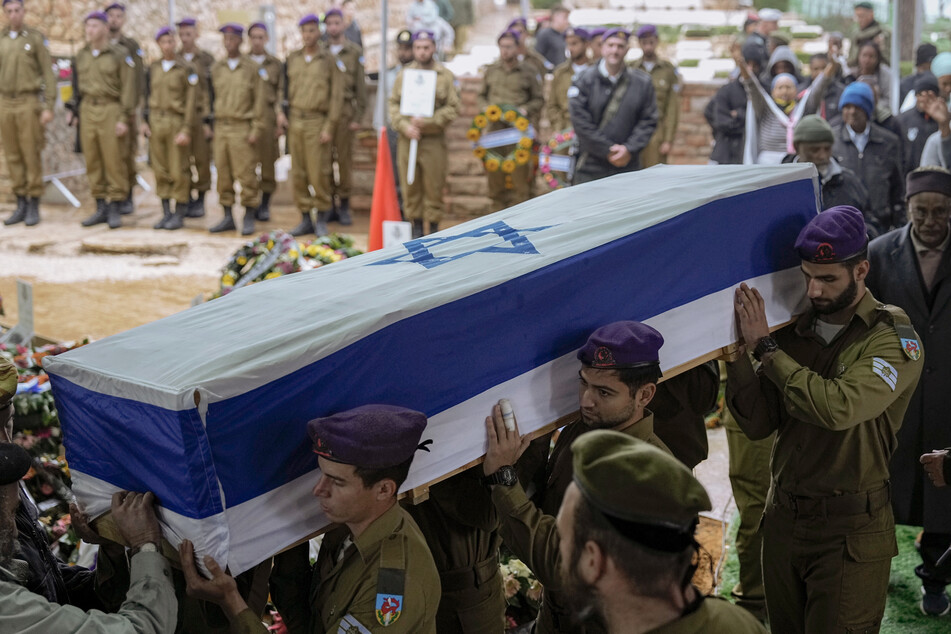 Israelische Soldaten tragen den mit einer Fahne bedeckten Sarg eines Oberstabsfeldwebels der israelischen Armee während seiner Beerdigung.