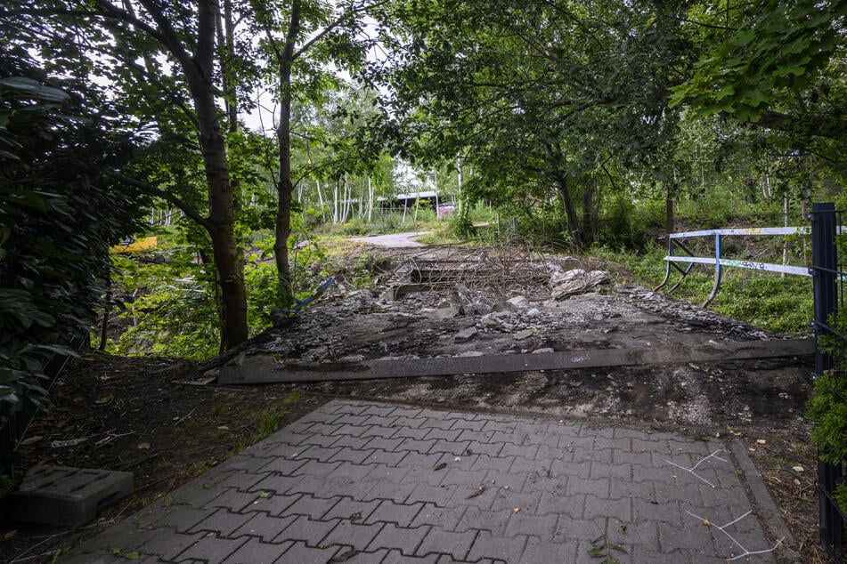 Diese Fußgängerbrücke wurde vergangene Woche abgerissen. Nun müssen Anwohner einen großen Umweg in Kauf nehmen, um auf die andere Seite des Pleißenbachs zu gelangen.